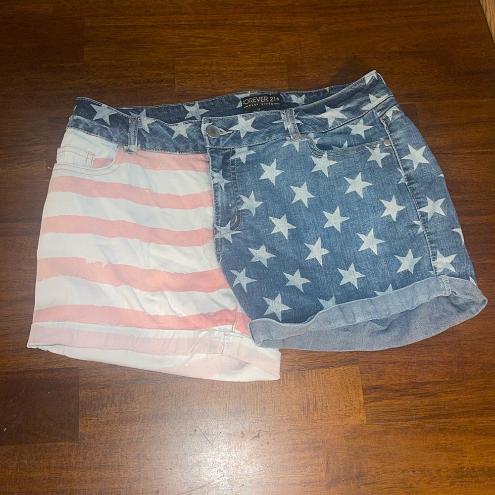 Forever 21 ladies American Flag cuffed shorts. Size 12.